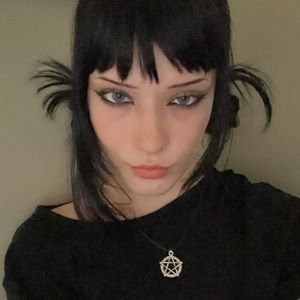 Hi I’m veronica come check out my shop >_< 🦇🕷️🕸️